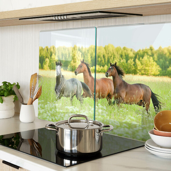 Snijplanken glas Een bijeenkomst van paarden in het veld.