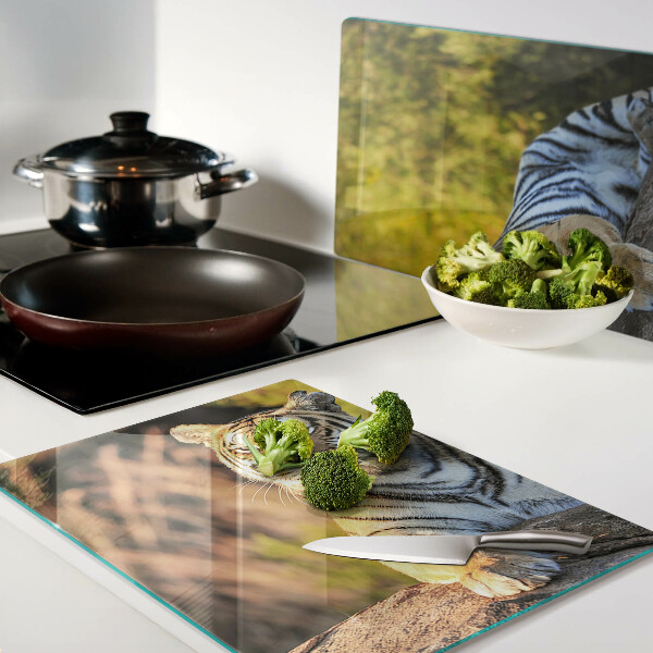 Snijplanken van glas Tijger tegen de achtergrond van de natuur