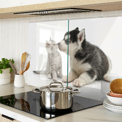 Snijplanken glas Een kitten en een puppy in vriendschap.