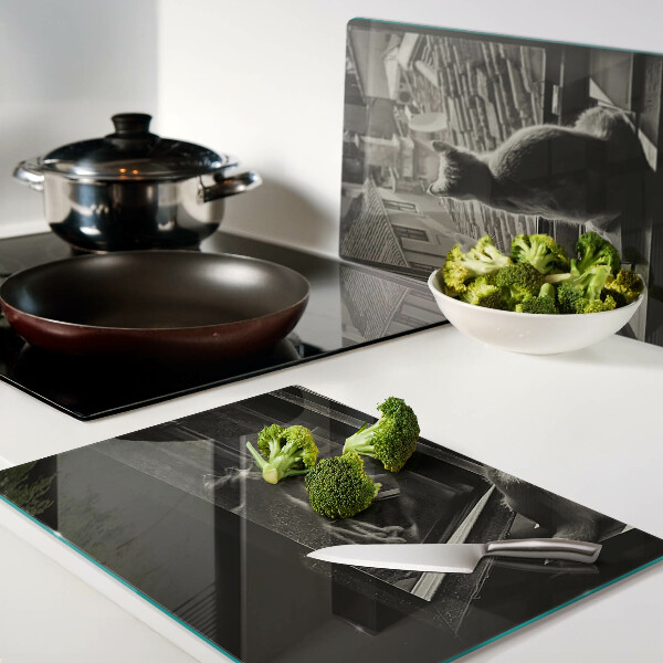 Szklana deska kuchenna Koty przy oknie