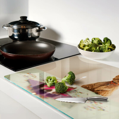 Szklana deska do krojenia Pies przy stole z tortem