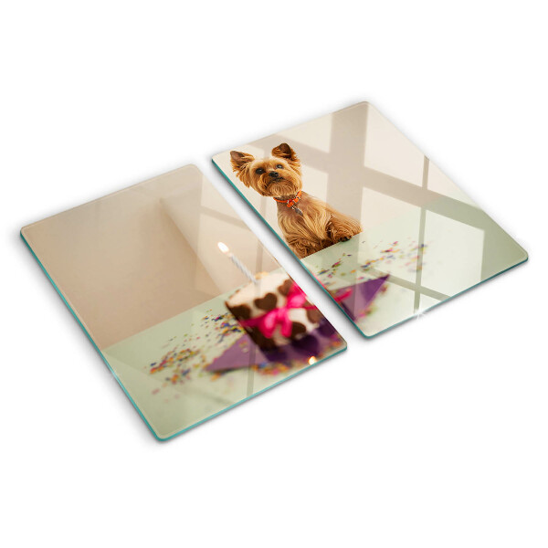 Szklana deska do krojenia Pies przy stole z tortem