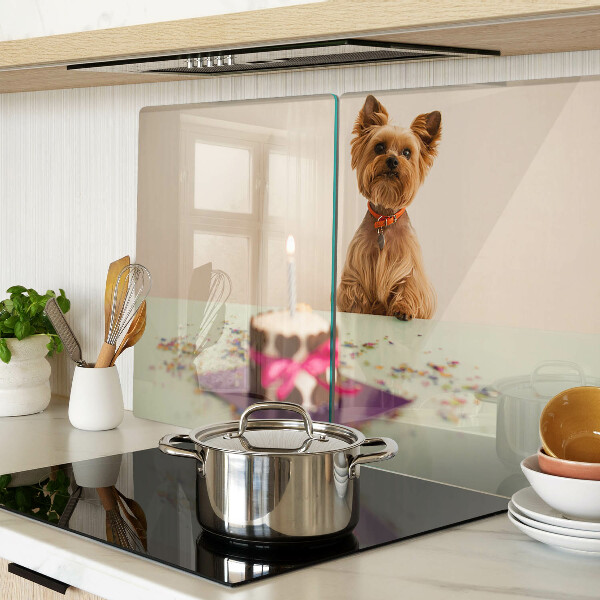 Szklana deska do krojenia Pies przy stole z tortem