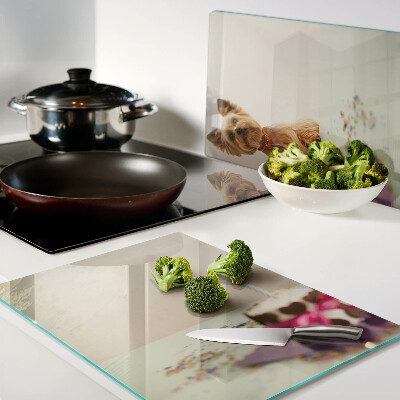 Szklana deska do krojenia Pies przy stole z tortem