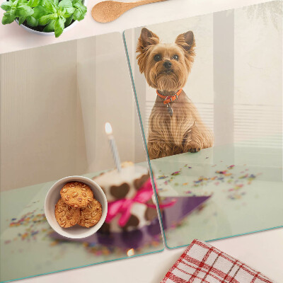 Szklana deska do krojenia Pies przy stole z tortem