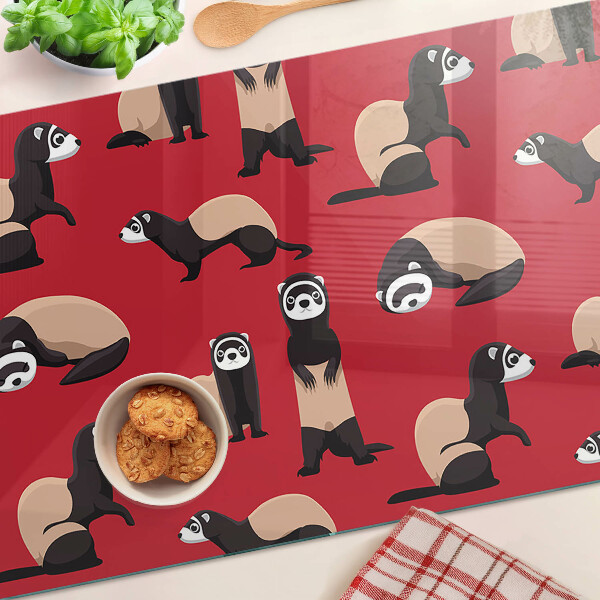 Snijplanken van glas Fretten op een rode achtergrond