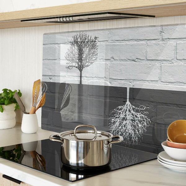 Glazen snijplanken Een boom tegen een achtergrond van bakstenen.