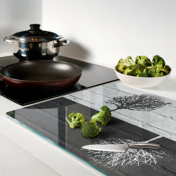 Glazen snijplanken Een boom tegen een achtergrond van bakstenen.