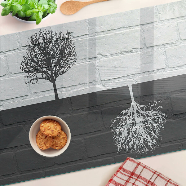 Glazen snijplanken Een boom tegen een achtergrond van bakstenen.