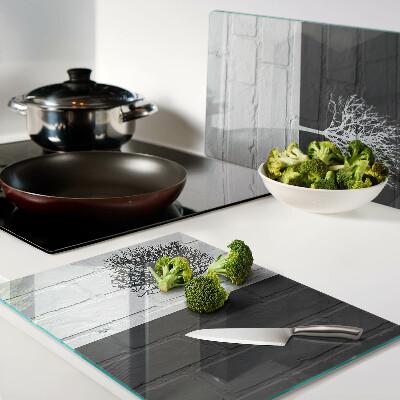 Glazen snijplanken Een boom tegen een achtergrond van bakstenen.