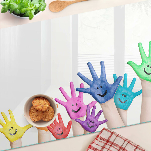 Snijplanken van glas Kleurrijke lachende handen