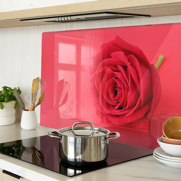 Snijplanken glas Rode roos op de achtergrond