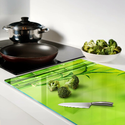 Szklana deska do krojenia Bamboo on a green background