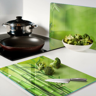 Szklana deska do krojenia Bamboo on a green background