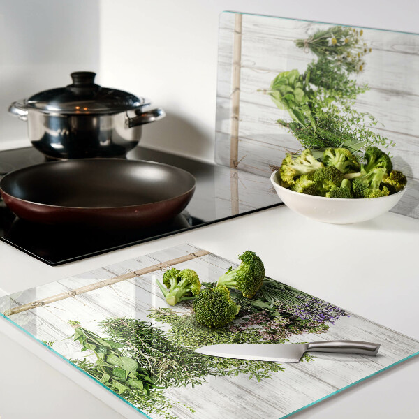 Szklana deska do krojenia Zioła na tle drewnianym