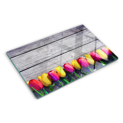 Glazen snijplanken Tulpen op een houten achtergrond