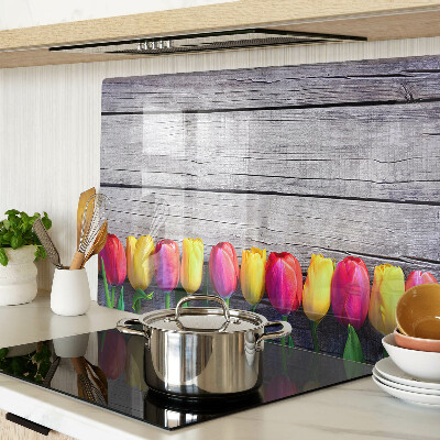 Glazen snijplanken Tulpen op een houten achtergrond