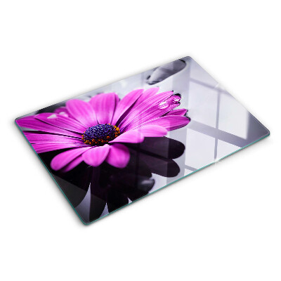 Snijplanken van glas Paarse bloem met waterdruppels