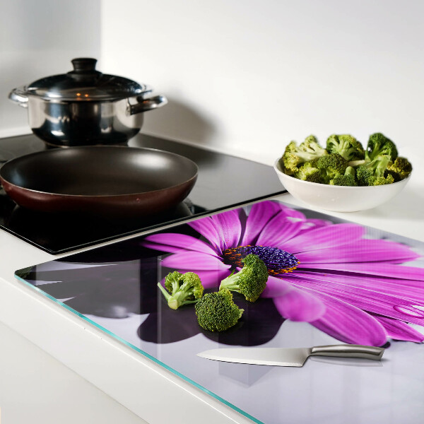 Snijplanken van glas Paarse bloem met waterdruppels