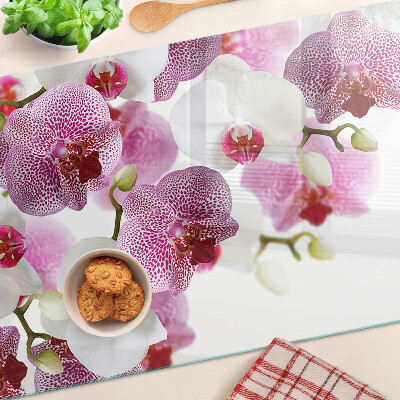 Snijplanken van glas Orchideeën op de achtergrond van het raam.