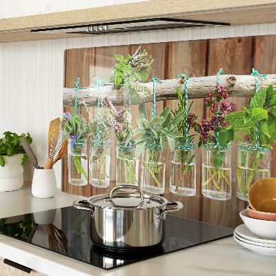 Glazen snijplanken Kruiden in potjes op een houten achtergrond.