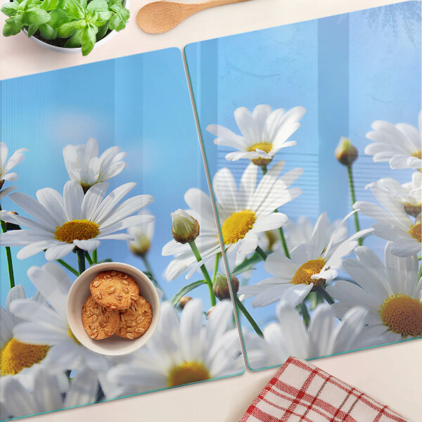 Glazen snijplanken Madeliefjes op een blauwe achtergrond