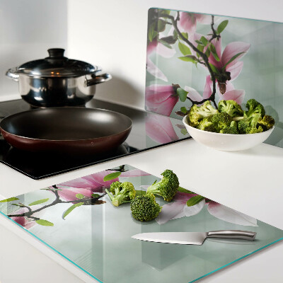 Snijplanken glas Magnoliabloemen tegen een achtergrond van groen.