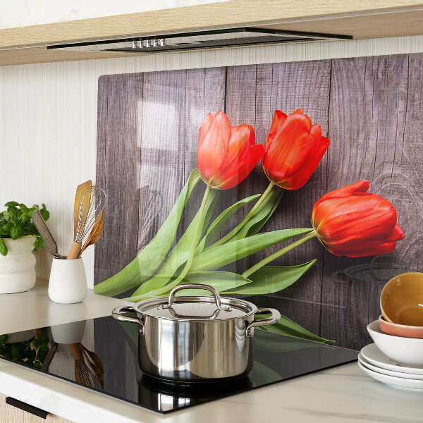 Glazen snijplanken Tulpen op een houten achtergrond