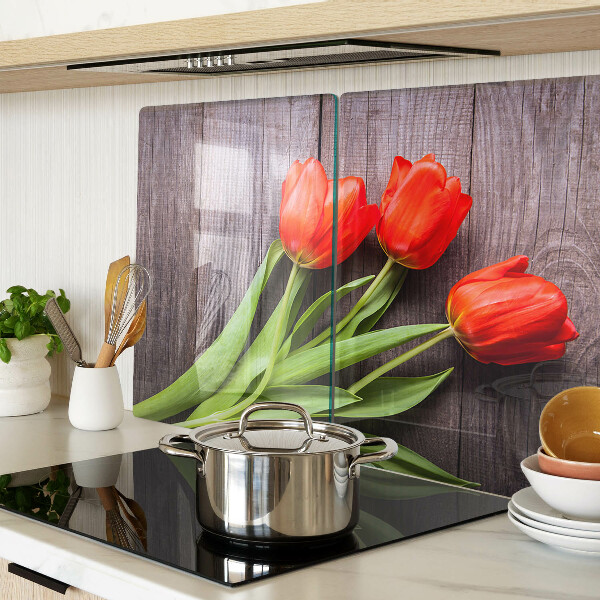 Glazen snijplanken Tulpen op een houten achtergrond