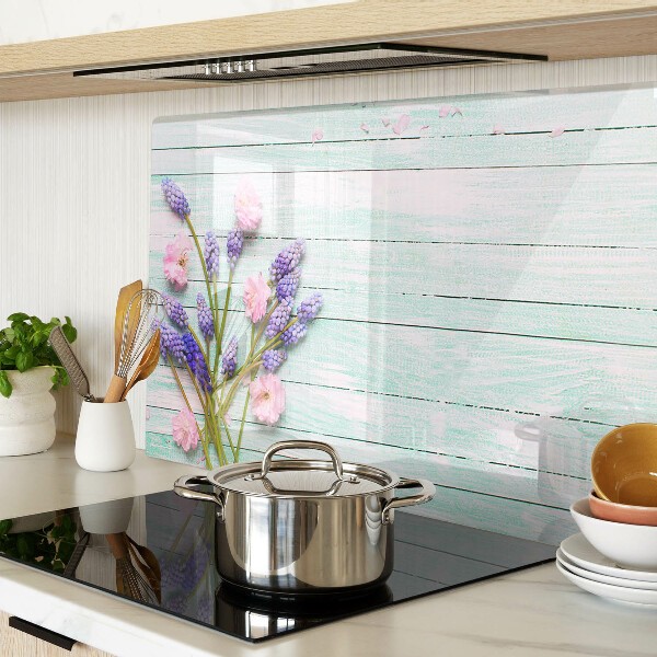 Glazen snijplanken Bloemen op een houten achtergrond