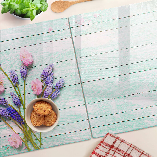 Glazen snijplanken Bloemen op een houten achtergrond