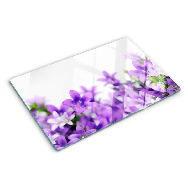 Snijplanken van glas Paarse bloemen op de achtergrond