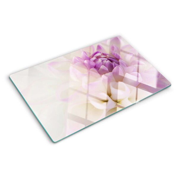 Snijplanken van glas Een bloemstuk in paarse tinten.