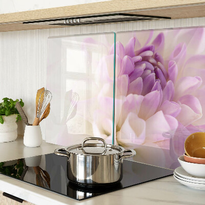 Snijplanken van glas Een bloemstuk in paarse tinten.