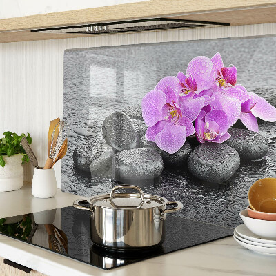 Snijplanken glas Bloemen en stenen tegen een achtergrond van water.