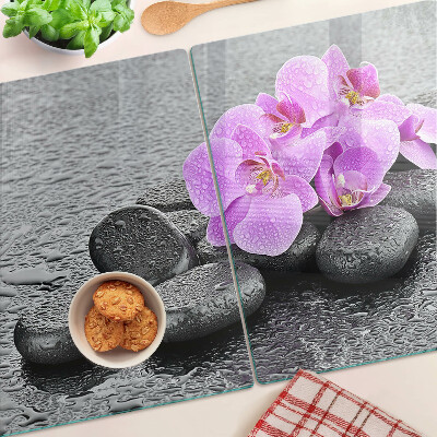 Snijplanken glas Bloemen en stenen tegen een achtergrond van water.