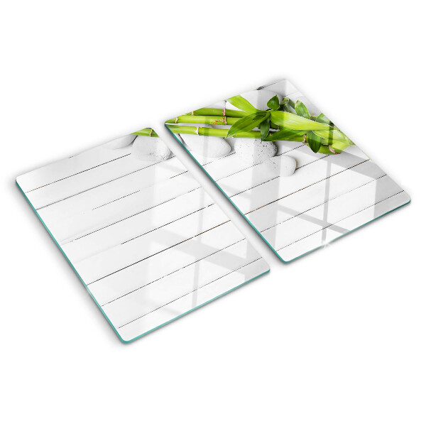 Szklana deska do krojenia Bamboo i kamienie na tle drewna