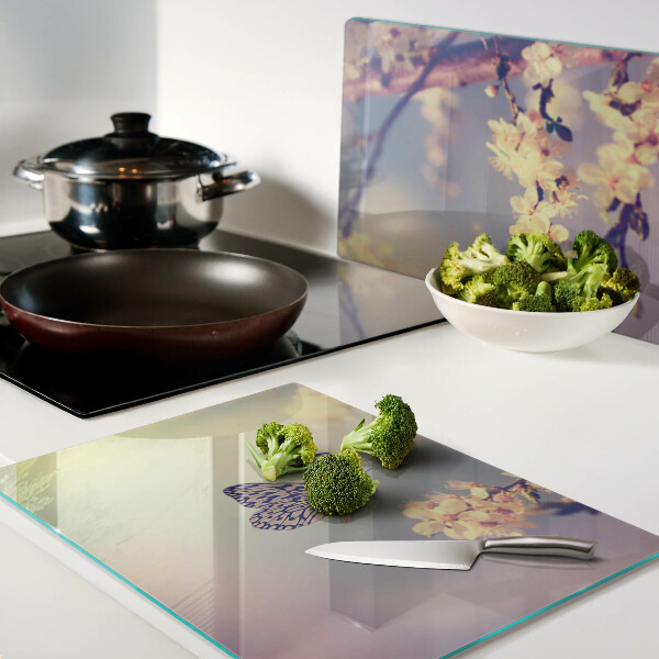 Szklana deska kuchenna Motyw motyla na tle kwiatów