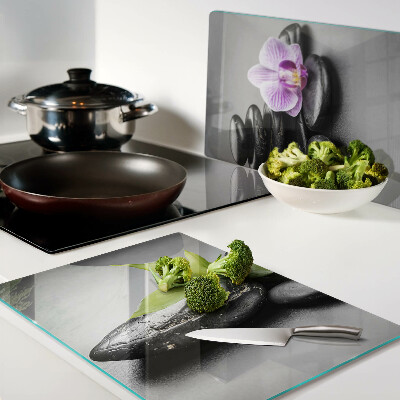 Glazen snijplanken Stenen en orchidee op de achtergrond