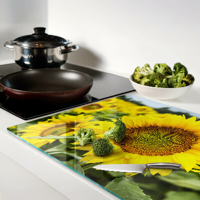 Glazen snijplanken Zonnebloemen tegen een achtergrond van groen