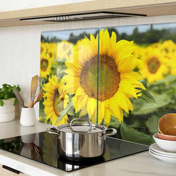 Glazen snijplanken Zonnebloemen tegen een achtergrond van groen