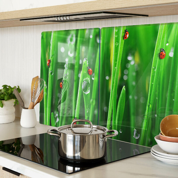 Glazen snijplanken Waterdruppels op gras met lieveheersbeestjes