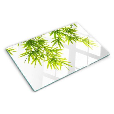 Glazen snijplanken Bamboe bladeren tegen de achtergrond van het raam.