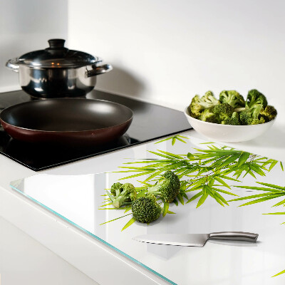 Glazen snijplanken Bamboe bladeren tegen de achtergrond van het raam.