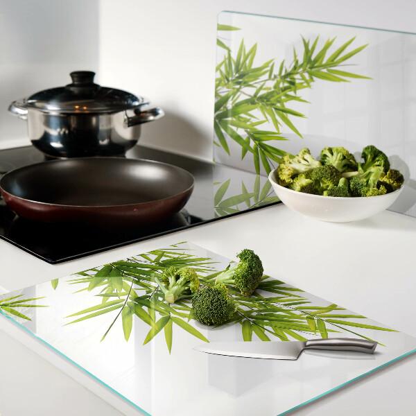 Glazen snijplanken Bamboe bladeren tegen de achtergrond van het raam.