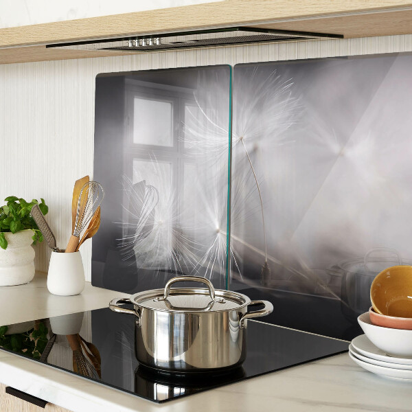 Szklana deska kuchenna Puszyste dmuchawce na tle okna