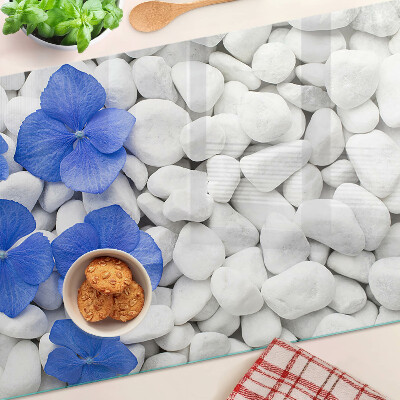 Deska kuchenna szklana Niebieskie kwiaty na białych kamieniach