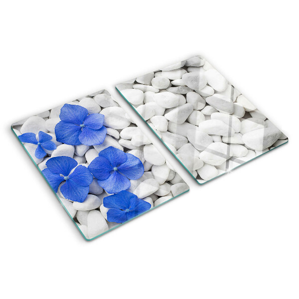 Deska kuchenna szklana Niebieskie kwiaty na białych kamieniach
