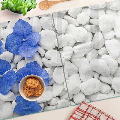 Deska kuchenna szklana Niebieskie kwiaty na białych kamieniach
