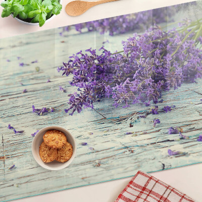 Snijplanken van glas Lavendel op een houten achtergrond